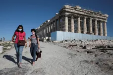 Řecko zpřísnilo pravidla pro turisty. Opatrnější jsou však i v jiných oblíbených zahraničních destinacích