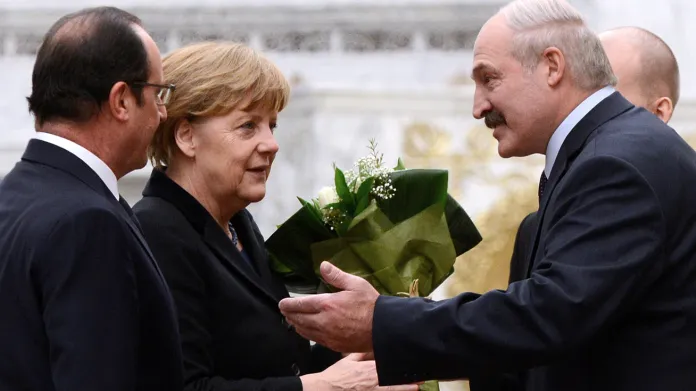 Francoise Hollanda a Angelu Merkelovou uvítal v Minsku Alexandr Lukašenko