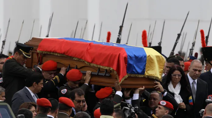 Rakev s Chávezovými ostatky se vydává na cestu do vojenského muzea