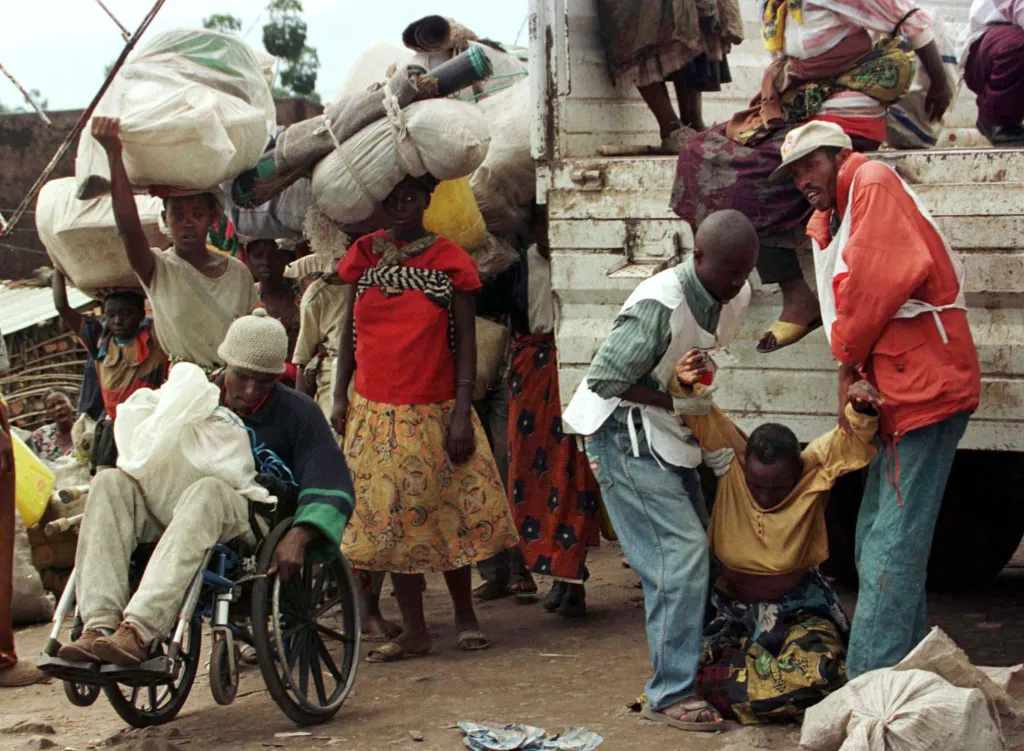 Pracovníci rwandského Červeného kříže pomáhají uprchlíkům v Gisyna 17. listopadu 1996. Rwandská rádia citovala zprávy, že na západě země více než půl milionu uprchlíků překročilo hranice ze Zairu do Rwandy