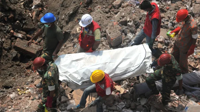 Záchranáři stále nacházejí mrtvá těla v sutinách budovy