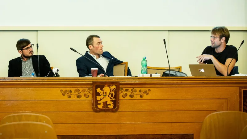 Darren Byler, Tom Cliff a Rune Steenberg na debatě v Akademii věd