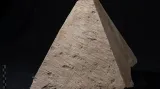 Kultický pyramidion nebo špička obelisku nalezený v přístupové šachtě Džehutiemhatovy hrobky. Pravděpodobně ale původně pochází z hrobky generála Menechibnekaua nebo jiného vysokého hodnostáře pohřbeného v Abúsíru