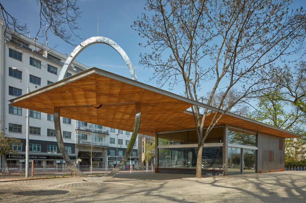 Vítěz kategorie Krajinářská architektura a zahradní tvorba - Park na Moravském náměstí v Brně. Autoři: Janica Šipulová, Martin Sládek, Klára Zahradníčková