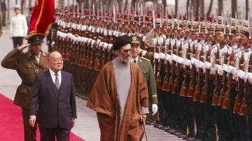 Íránský nejvyšší duchovní vůdce Alí Chameneí na návštěvě Číny v roce 1989