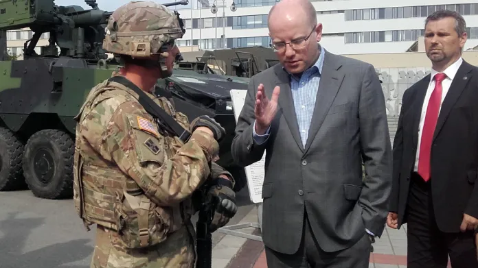 Premiér Sobotka při návštěvě ve Vyškově, kde právě přebývají i američtí vojáci