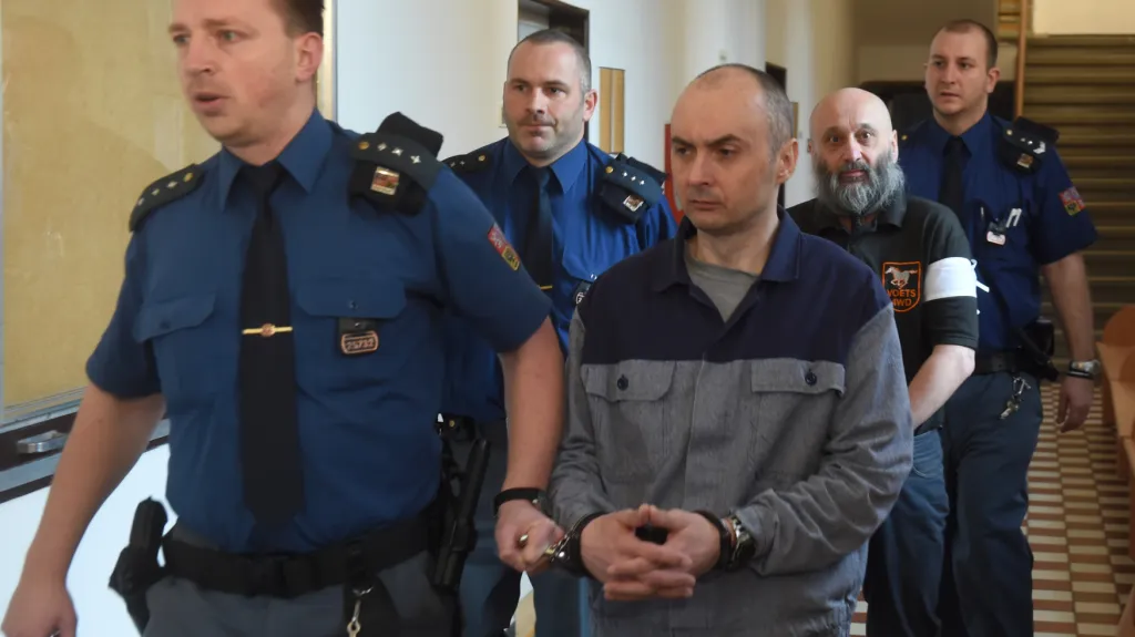 Dva z odsouzených Roman Bedřich Kaňka (uprostřed) a Miloslav Doležel (druhý zprava)