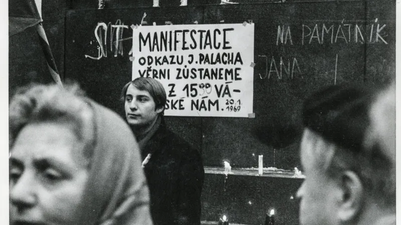 Manifestace odkazu Jana Palacha „Věrni zůstaneme“ na Václavském náměstí v Praze