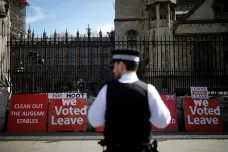 Britští poslanci po více než sto letech sebrali vládě kontrolu nad jednáním parlamentu. Co se v Londýně děje a jaké mohou být výsledky?