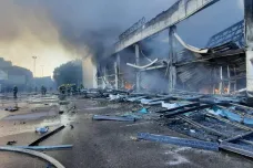 Ruská střela zasáhla během špičky nákupní středisko v Kremenčuku, počet obětí vzrostl na šestnáct