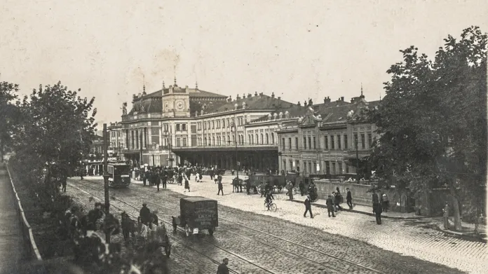 Hlavní nádraží v Brně na počátku 20. let 20. století a dnes