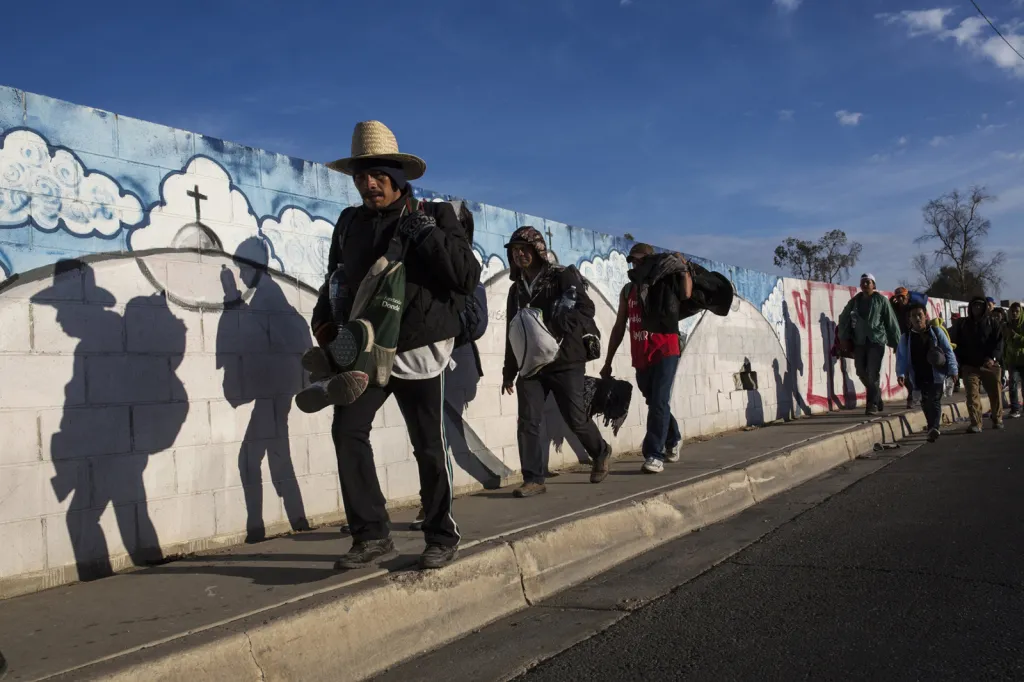 Část karavany migrantů opouští město Mexicali a míří do příhraniční Tijuany. V oblasti roste napětí, neboť do města v posledních dnech přichází tisíce uprchlíků z latinskoamerické karavany.
