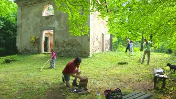 Dobrovolníci pečují o areál kaple sv. Anny