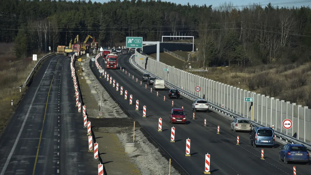 Vpravo polovina D3, vlevo stará silnice čekající na rekonstrukci