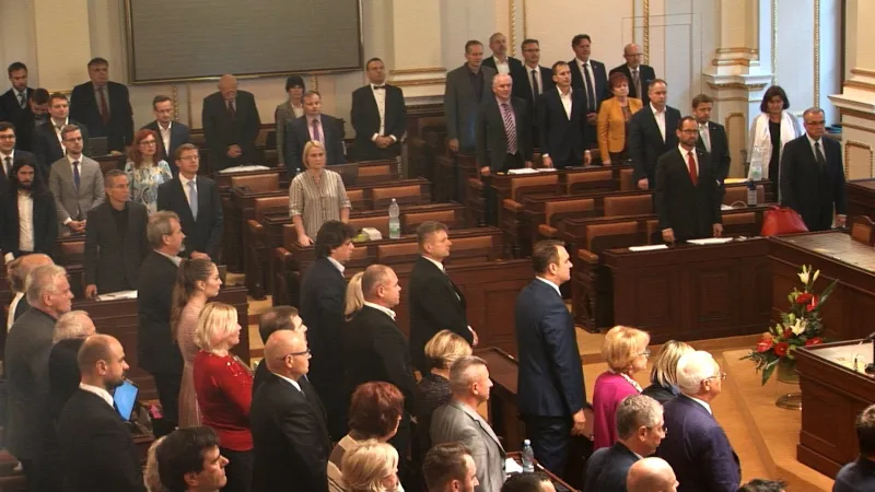 Sněmovna uctila památku zpěváka Karla Gotta