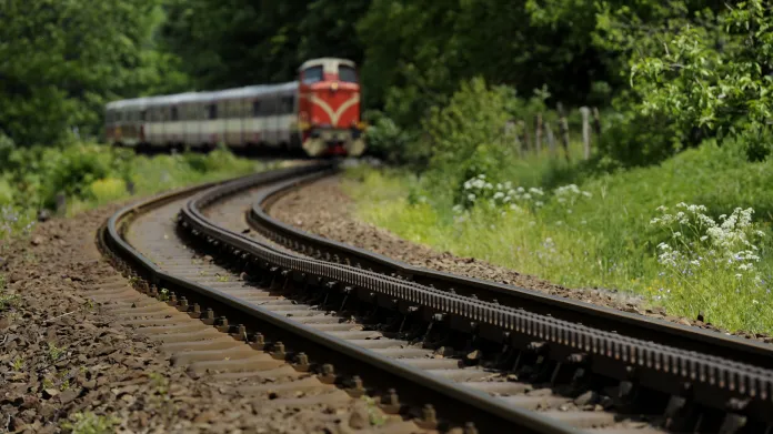 Kořenovská ozubnicová železnice, v pozadí historický vlak s ozubnicovou lokomotivou