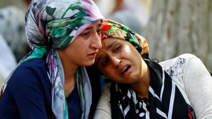 Lidé truchlí za oběti sebevražedného útoku v Gaziantepu