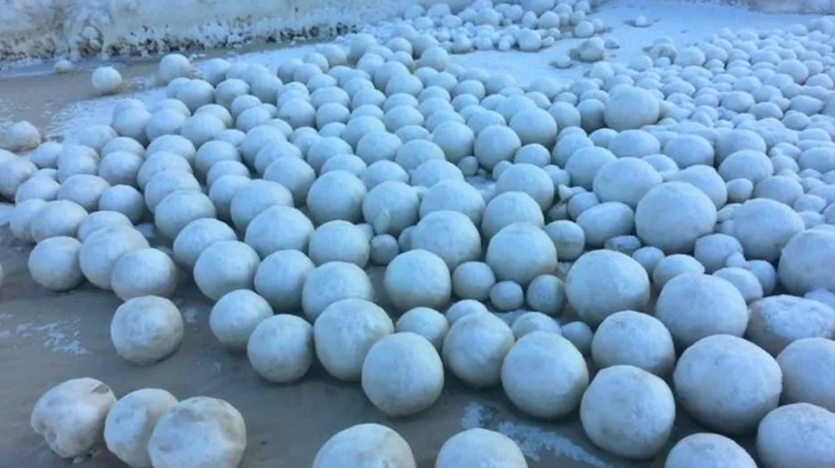 Obří sněhové koule nalezené na Sibiři
