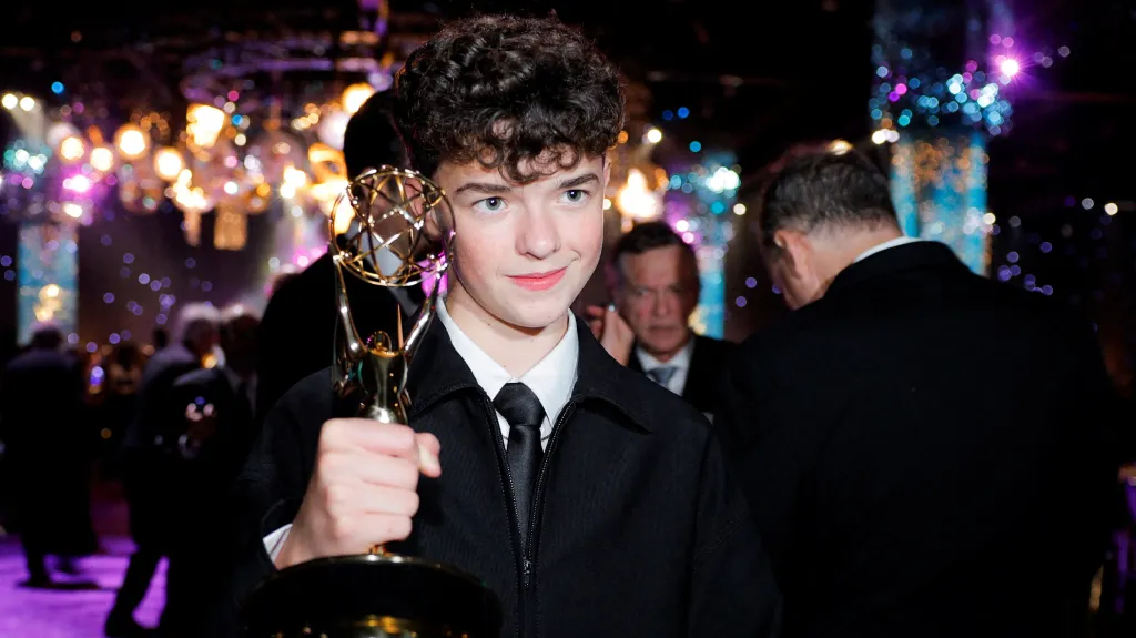 Owen Cooper pózuje s cenou Emmy za nejlepšího herce ve vedlejší roli