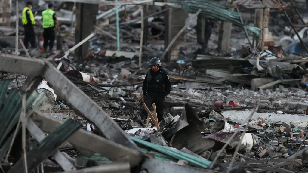 Zbytky domů po výbuchu na tržnici v mexickém hlavním městě
