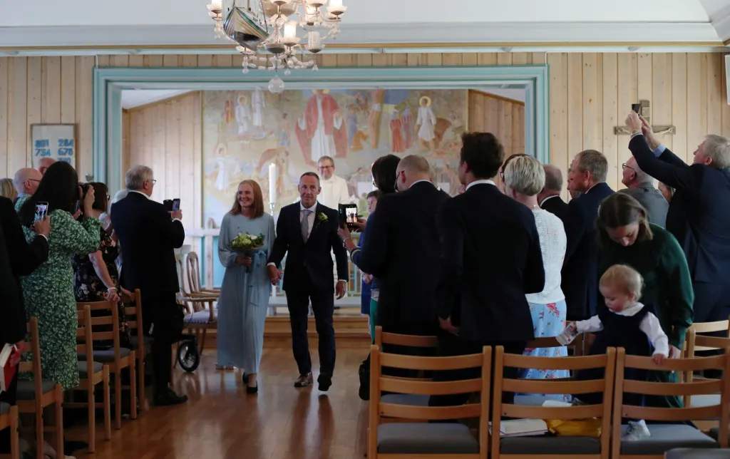 Astrid Bjorlová a Ruben Nygaard po svatebním obřadu v Longyearbyenu. Potkali se zde před třiceti lety a nyní se sem vrátili, aby před zraky svých přátel uzavřeli manželství.