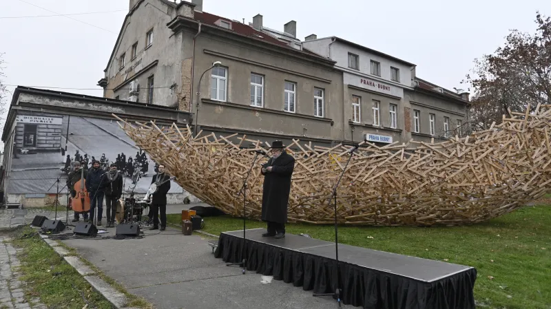 Vrchní zemský rabín Karol Sidon pronáší modlitbu u Památníku ticha na nádraží Praha-Bubny při příležitosti 80. výročí potopení lodi Patria