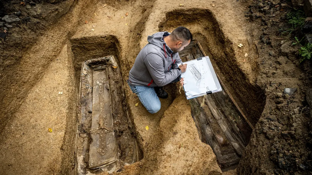 Archeologové zkoumají kosterní ostatky v parku Budyšínská v Liberci