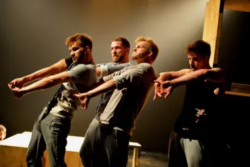 Recenze: SKUTR a Losers nezazdívají dětství