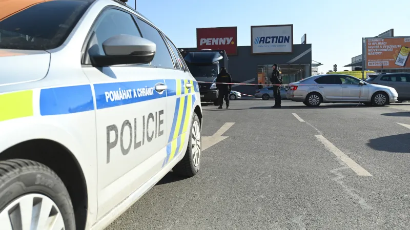 Policejní zásah v obchodní zóně, kde po útoku nožem zemřely dvě ženy
