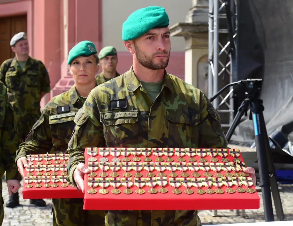 Slavnostní nástup vojáků proběhl na Masarykově náměstí v Hranicích