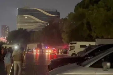 Řidič v Číně záměrně najel do lidí, policie hlásí 35 mrtvých