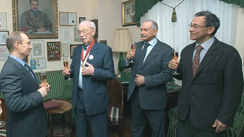 Vladimir Putin blahopřeje k 90. narozeninám ruskému básníkovi Sergeji Michalkovovi, oslavy se účastnili i básníkovi synové, režiséři Andrej Michalkov-Končalovskij a Nikita Michalkov