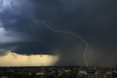 Hrozí velmi silné bouřky s větrem a krupobitím
