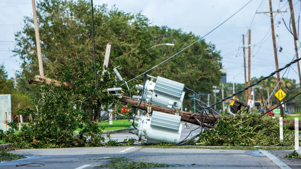 Přerušené elektrické vedení následkem hurikánu