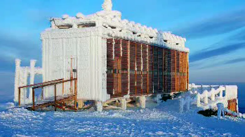 Nedokončená chata Poštovna na Sněžce.