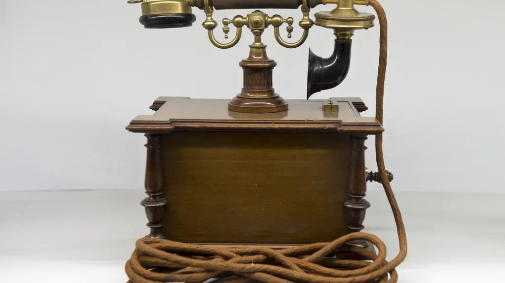 Historický telefon