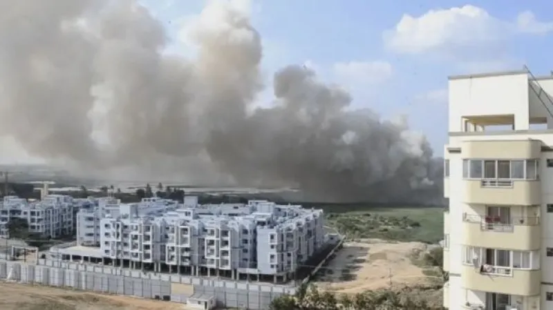 V indickém Bengalúru vzplanulo znečištěné jezero