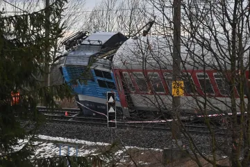 Střet vlaku s nákladním autem na Karvinsku nepřežil strojvůdce, omezení na koridoru může trvat dva týdny