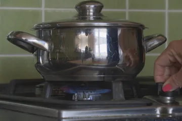 Ceny energií na burze výrazně klesly. Distributoři nabízejí levnější smlouvy, ale s dlouhou fixací