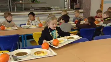 Děti ve školní jídelně