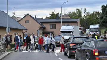 Obyvatelé Martinic na Kroměřížsku v rámci protestu blokují silnici, která obcí prochází