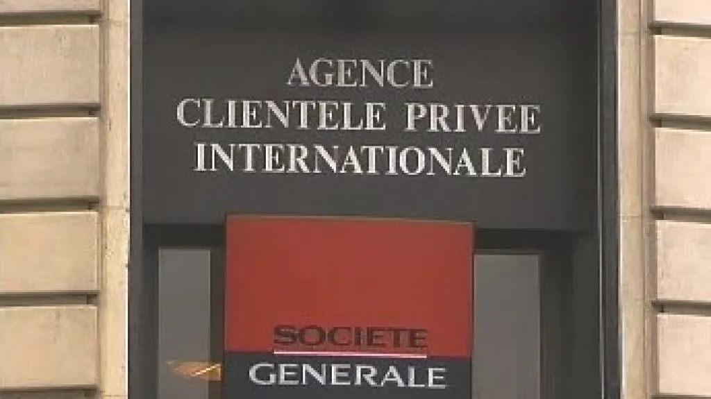 Logo nad vchodem do francouzské banky Société Générale, matky Komerční banky