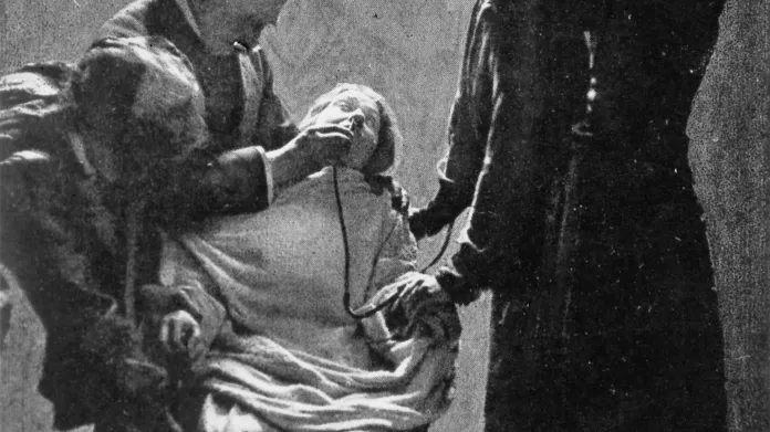 Nucené krmení sufražetky, která drží protestní hladovku. Londýn 1909