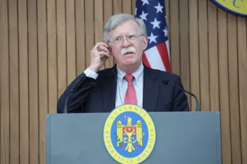 Jestřáb Bolton dolétal. Rezignoval, protože Trump s ním v mnohém silně nesouhlasil