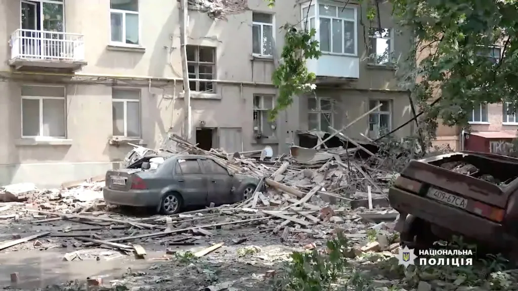 Následky ostřelování ukrajinského města Sumy