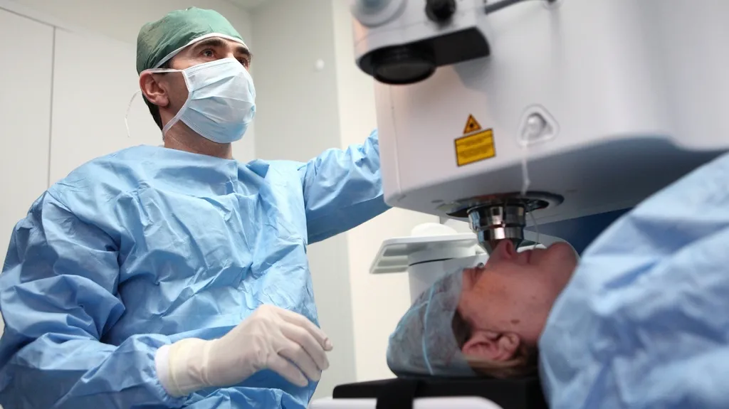 Laserová operace šedého zákalu