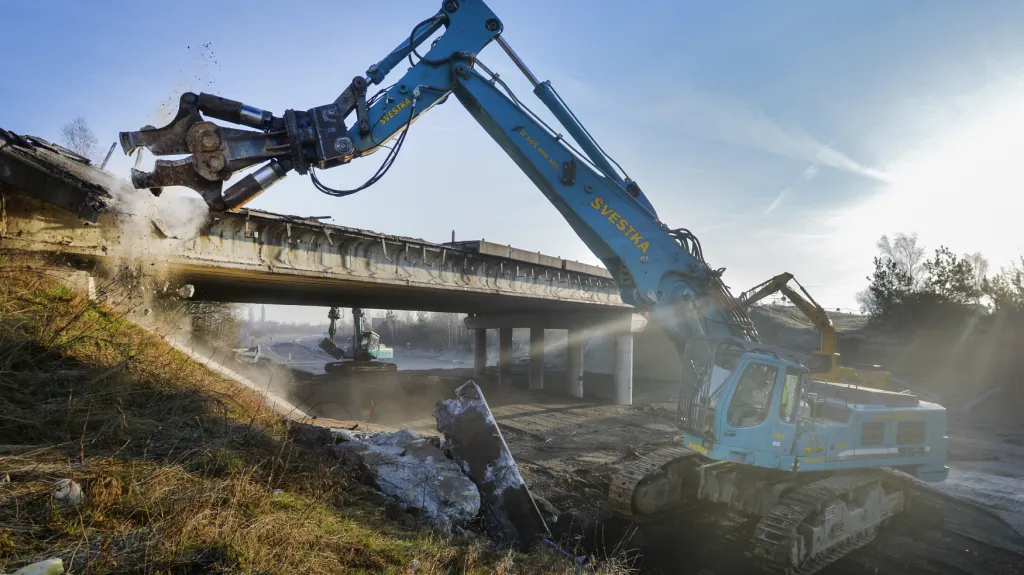 Demolice nadjezdu nad dálnicí
