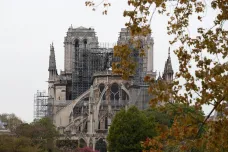 Střechu Notre-Dame mohl podpálit zkrat. Vyšetřovatelé zkoumají záběry z kamery