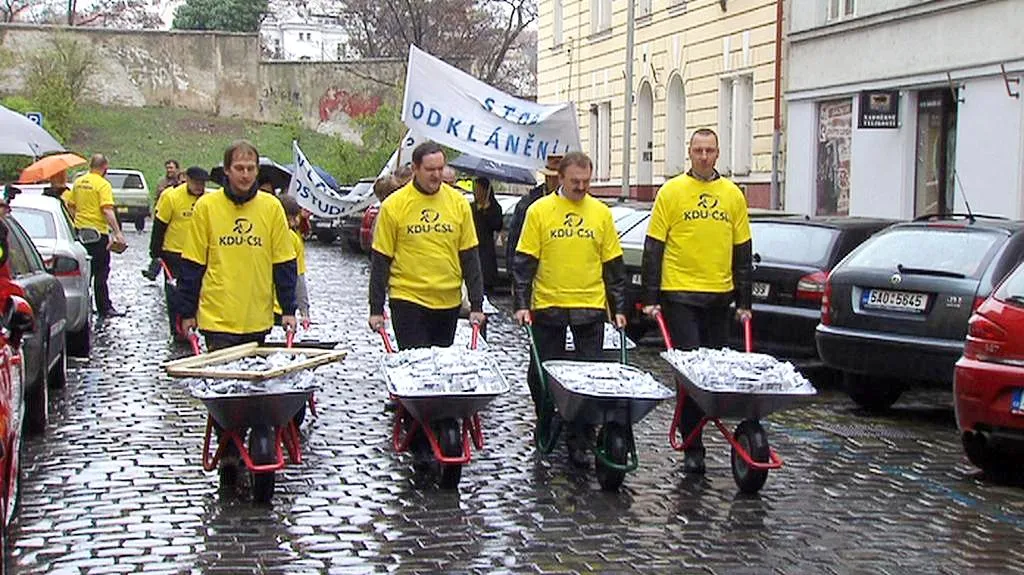 Lidovci s kolečky plnými peněz