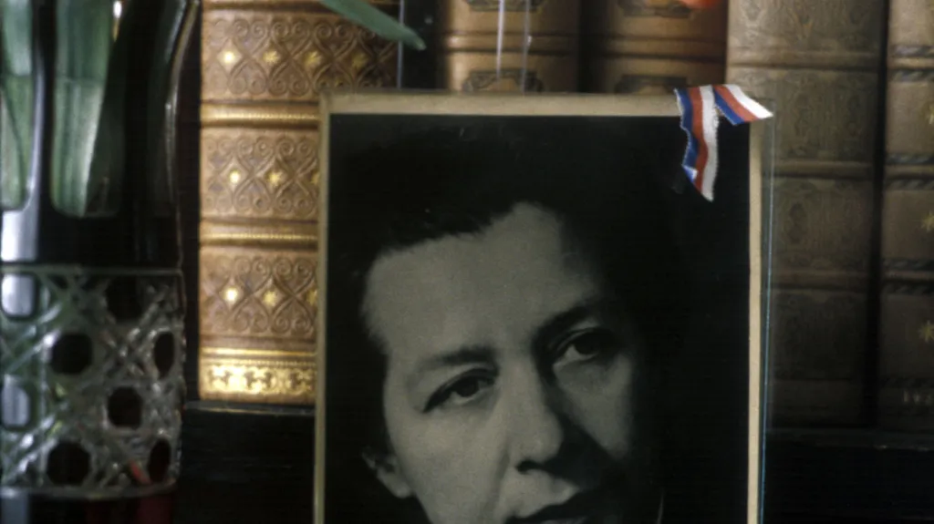 Portrét Milady Horákové v bytě její sestry Věry Tůmové